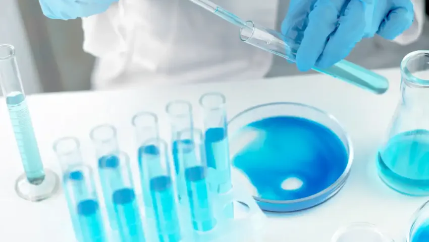 El científico está realizando una investigación sobre una vacuna contra el coronavirus. Ensayos clínicos de laboratorio